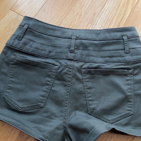 Refuge ❗️High Waisted Shorts - Picture 2 of 2